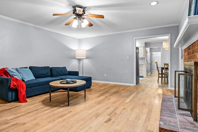 Building Photo - Prime Time Normal Town Living Home!