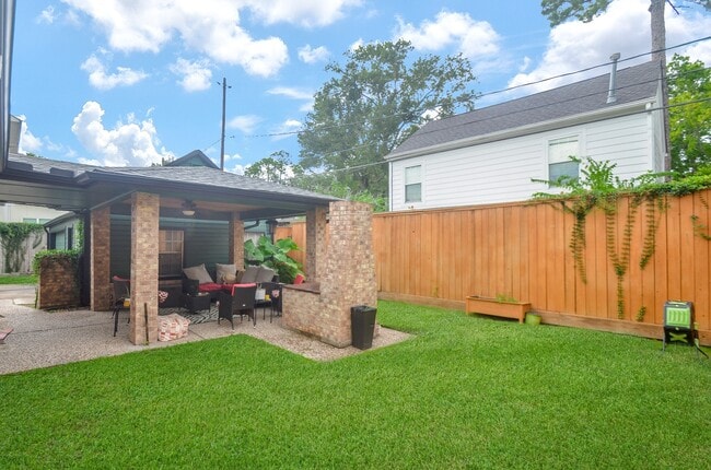 Building Photo - 4315 Fernwood Dr