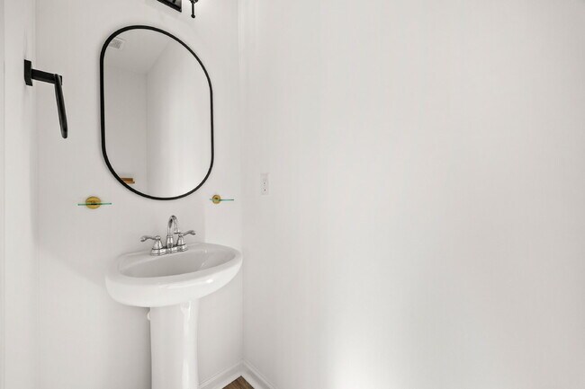 Building Photo - Your Perfect Charlotte Townhome Awaits — Bright, Modern, and Move-In Ready!