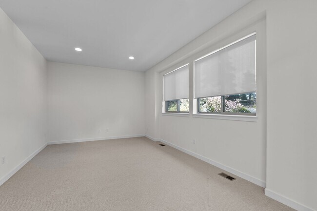 Building Photo - 4bd/2.75ba Seattle Home