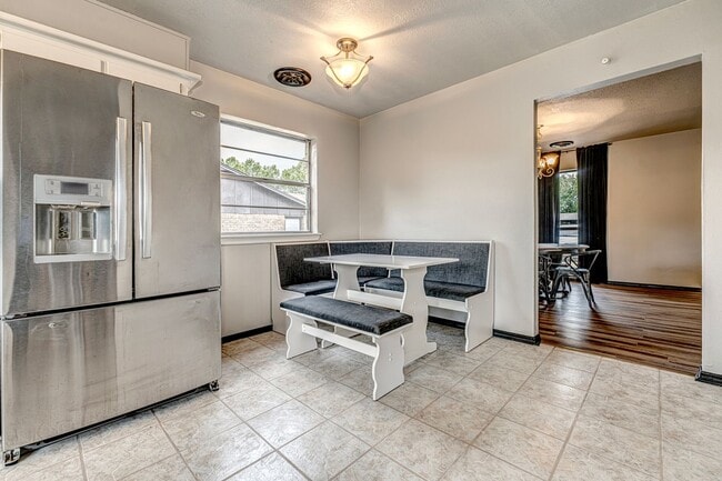 Building Photo - Fully Furnished Rental