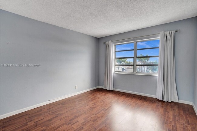 Building Photo - 900 NE 18th Ave