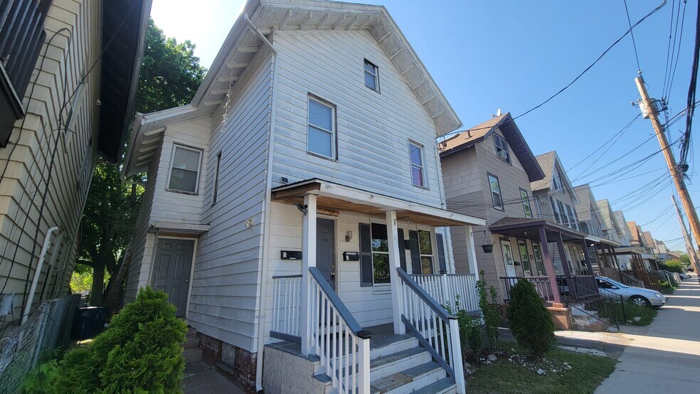 Building Photo - 32 Bright St