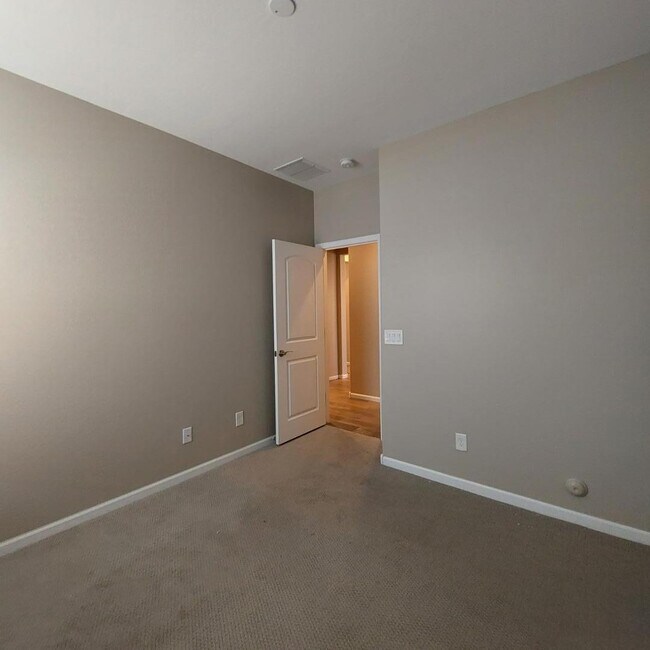 Building Photo - 1025 S 200th Ln