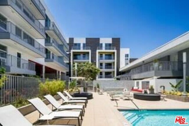 Building Photo - 7141 Santa Monica Blvd