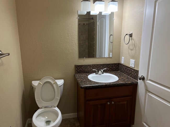 Building Photo - Spacious 3 Bed 2 Bath Condo Located in Desirable Mountain View Location
