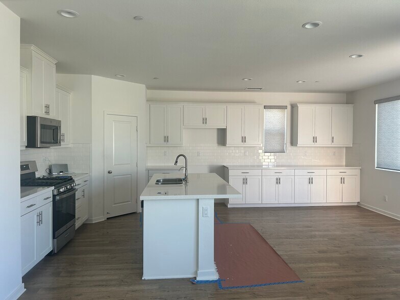Kitchen island and dining area - 36966 Arezzo Ct