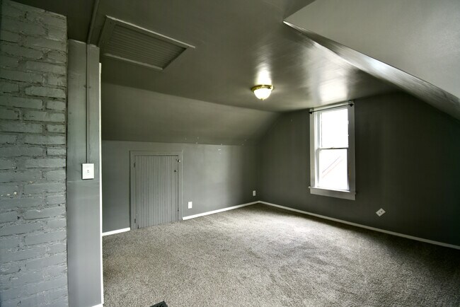 Building Photo - 1309 6th Ave S