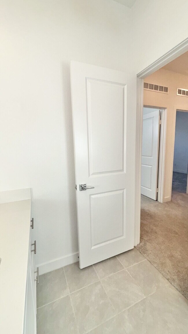 Building Photo - 4 Bedrooms Available University Park