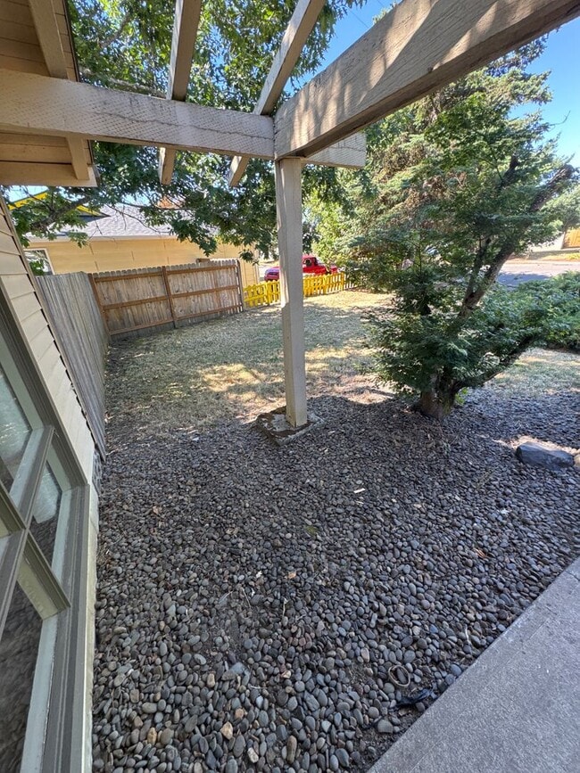 Building Photo - Cute 3 Bedroom 1 Bath in NW Corvallis! Sma...