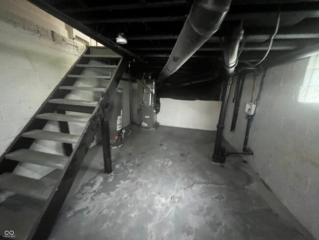 Building Photo - 1502 N Gladstone Ave