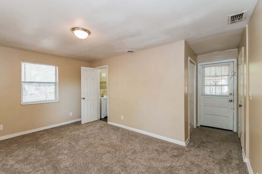 Building Photo - 3041 Detroit Cir N