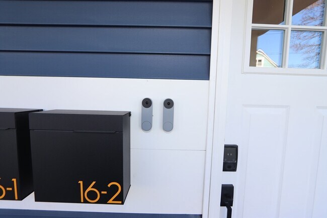 Building Photo - 14-16-16 Harriet St