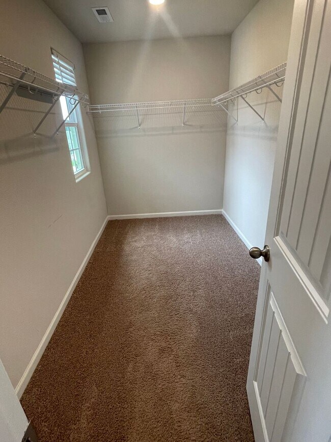 Building Photo - Charming 3-bedroom Single Family Home.