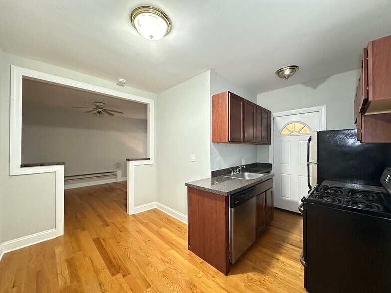 Building Photo - 3737 N Pine Grove Ave