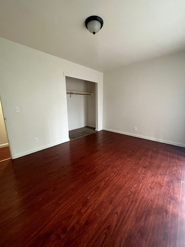 Building Photo - 2 BED 1 BATH - UPSTAIRS END UNIT & PET FRI...