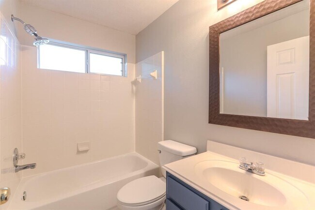 Building Photo - 158 S Queenscliff Cir