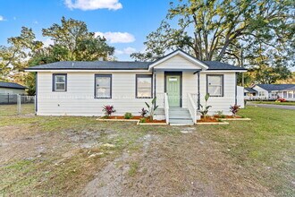 Building Photo - Beautifully Renovated 3 Bedroom Home on a Corner Lot!