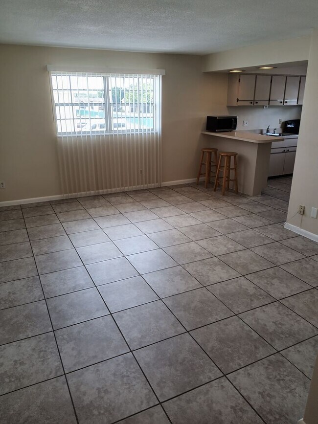 Building Photo - 1 Bedroom Condo with Community Pool and La...