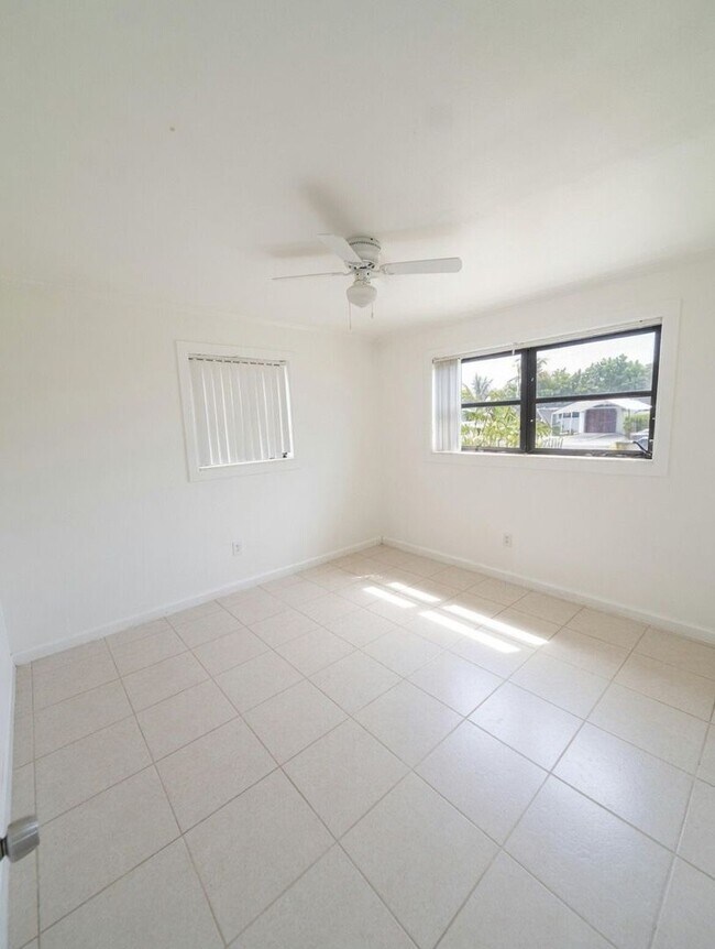 Building Photo - 3/2 Single family house - Move-in ready single-family home in an unbeatable location!