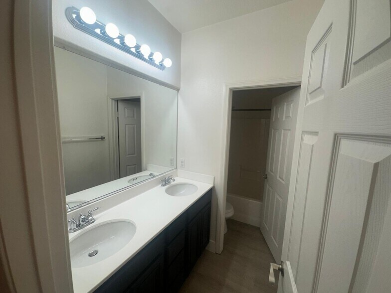 Building Photo - 45811 Honeysuckle Ct