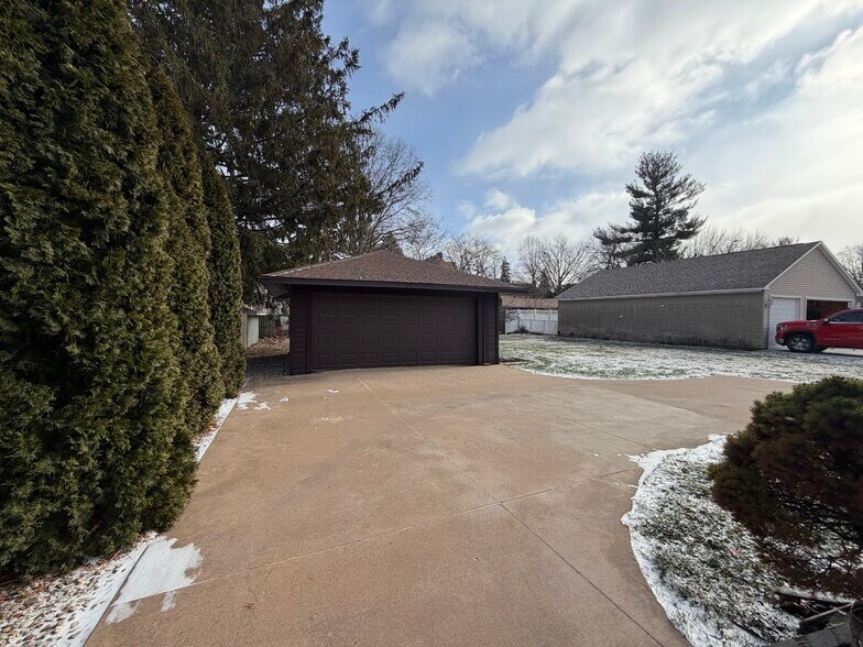 Building Photo - 1155 N Cherry St