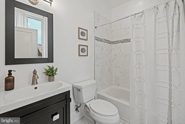 Building Photo - 907 N St NW