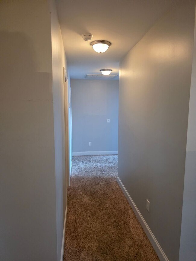 Building Photo - 2 Story 5 BR