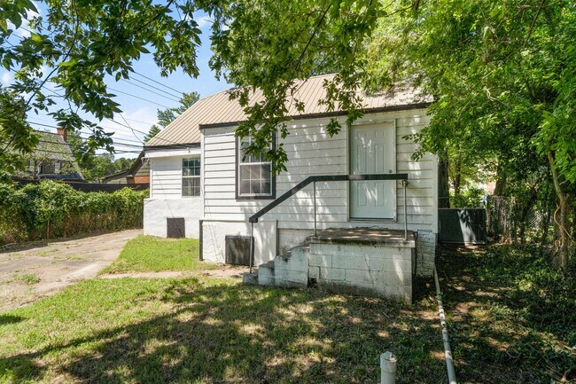 Building Photo - House Available for Rent!