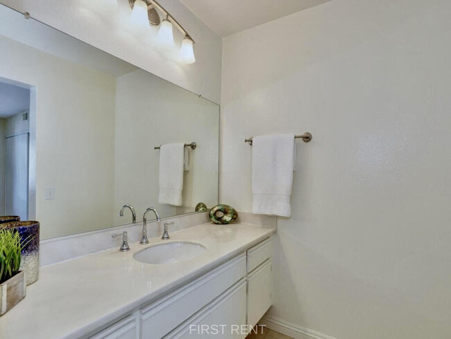 Building Photo - 19 Briarglen