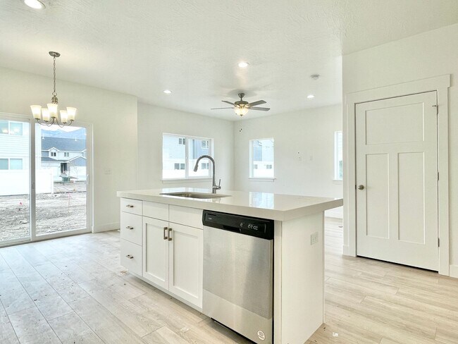 Building Photo - Bright & Beautiful Townhome in American Fork!
