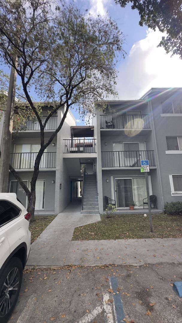 Building Photo - Charming 2-Bed Condo Retreat in West Palm Beach – Cozy Living Awaits!