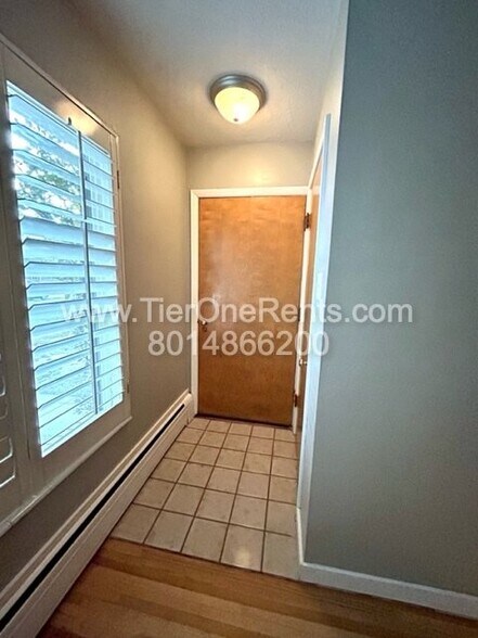 Building Photo - This property offers a NO DEPOSIT option available for qualified renters!