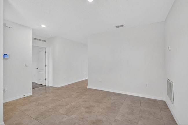 Building Photo - 657 NE Horizon Ln