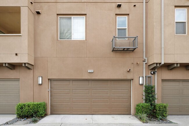 Building Photo - Spacious 4 Bedroom TownHome in Garden Grove!