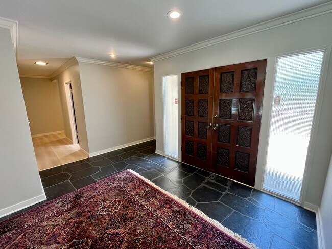 Building Photo - 16641 Park Ln Cir
