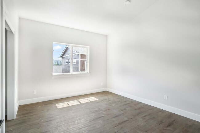 Building Photo - New 2 Bed/1 Bath Duplex Apartment with Two...