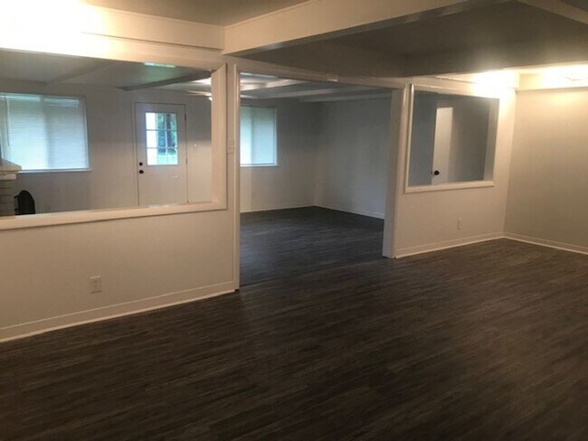 Building Photo - RECENTLY REMODELED BIG 4 BEDROOM 2 BATH LE...