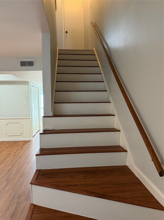 Building Photo - 10328 Longmont Dr