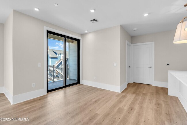 Building Photo - 218 3rd Ave