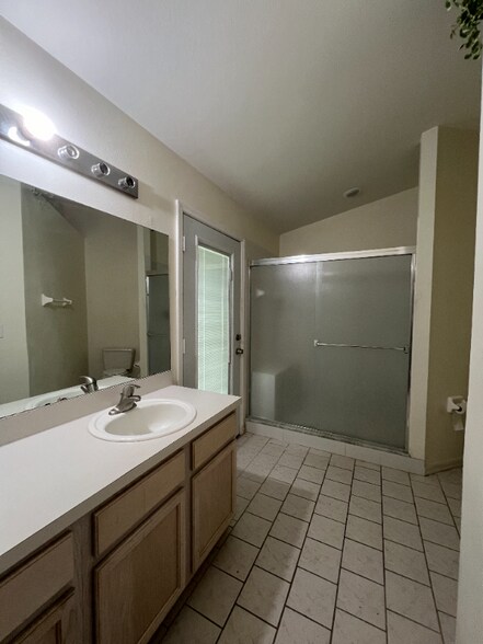 Building Photo - 200 Eagle Ridge Dr