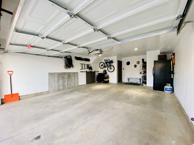 Building Photo - 697 180 N