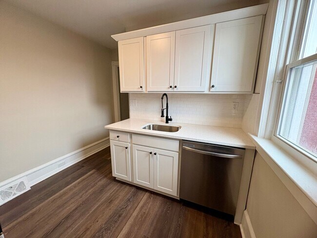 Building Photo - 320 S Ann St