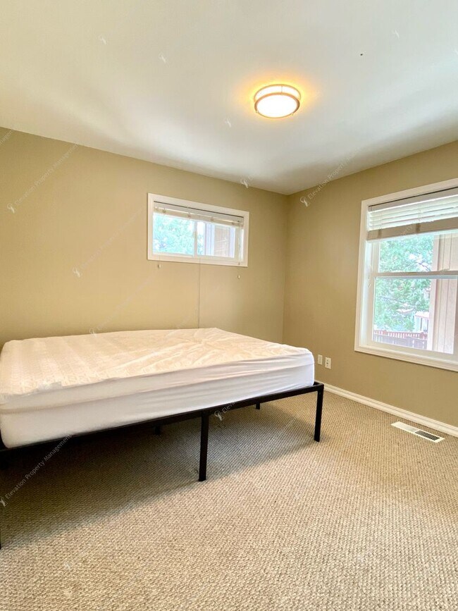 Building Photo - Elegant Awbrey Butte Home | Unfurnished | ...
