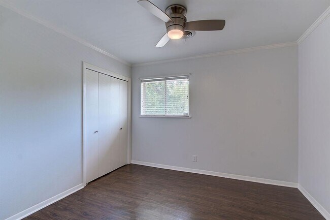 Building Photo - 1304 Loma Dr