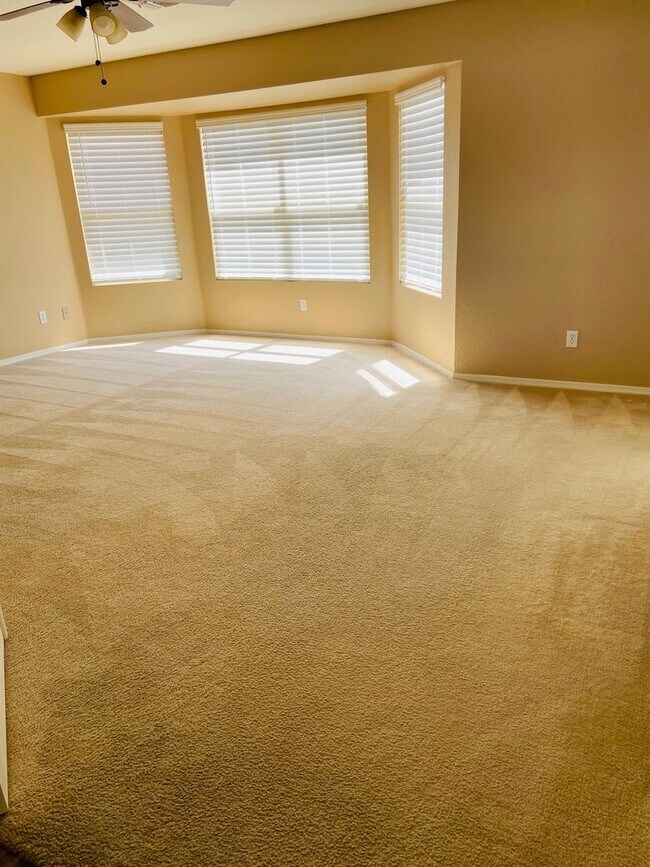 Building Photo - 5 bedroom 3 bath Remolded home Ready to move in!