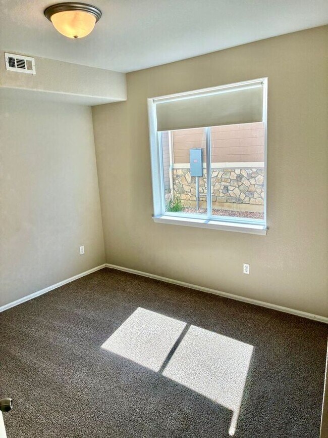 Building Photo - ***2 WEEKS FREE***West Greeley Spacious Townhome With New Carpet!