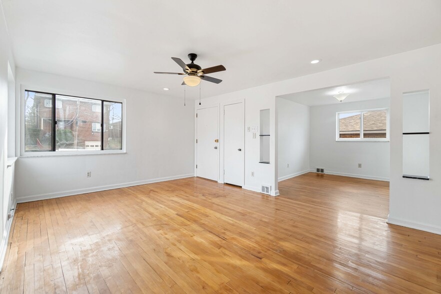 Open Layout with Lots of Light - 6569 Rosemoor St