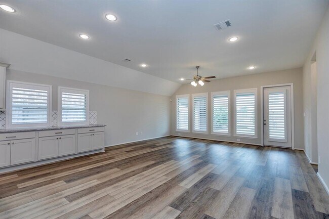 Building Photo - 30103 Aralia Dr
