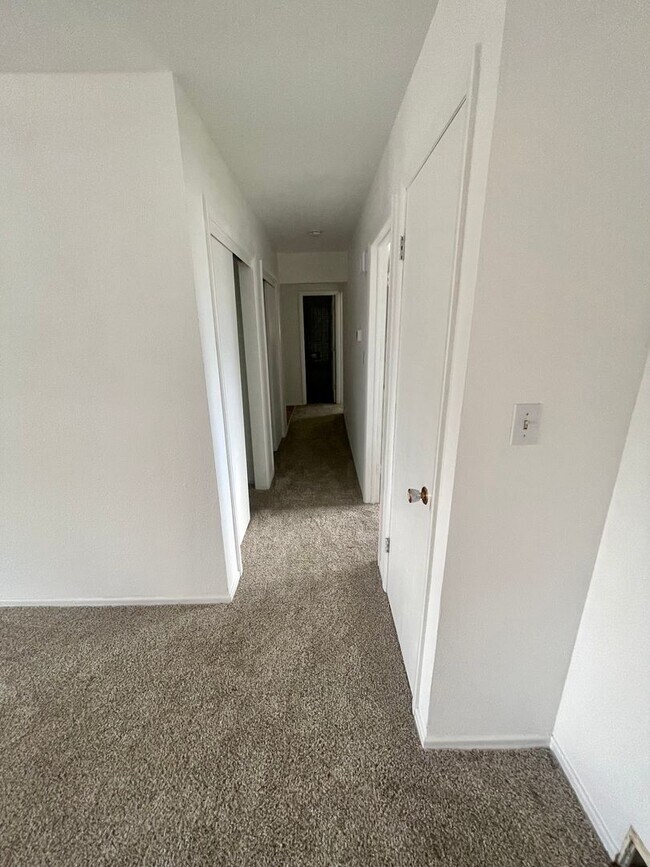 Building Photo - 2 Bedroom 1 Bedroom House - Location Locat...